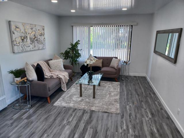 112 Aurora Plz, Union City CA: https://media.crmls.org/mediaz/ce4676b4-cfcc-4eea-818e-d5c120915126.jpg