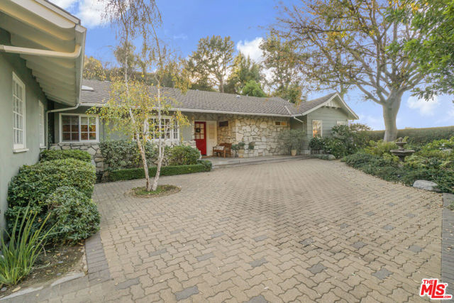9420 Eden Drive, Beverly Hills CA: https://media.crmls.org/mediaz/ce469a51-9904-4d59-bd30-6704f39ef8b7.jpg