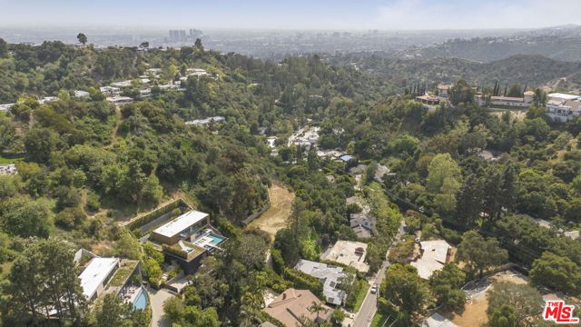 9338 1/2 Hazen Drive, Beverly Hills CA: https://media.crmls.org/mediaz/ce46ac51-abdb-4ce1-a6a1-3f82c2487873.jpg