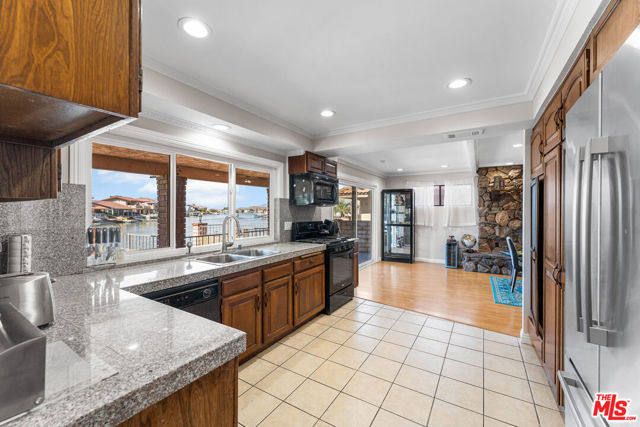 18032 Mariner Drive, Victorville CA: https://media.crmls.org/mediaz/ce46de40-57a8-490f-b5d0-4b425c630a2c.jpg