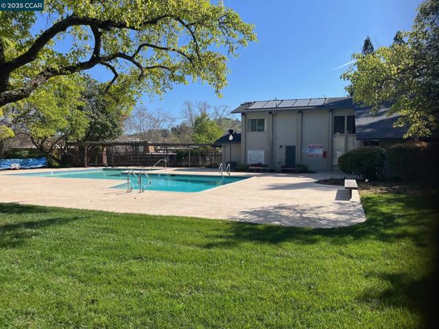 1800 Cannon Dr, Walnut Creek CA: https://media.crmls.org/mediaz/ce470686-0b7d-4c6d-8401-3009e693f1a1.jpg