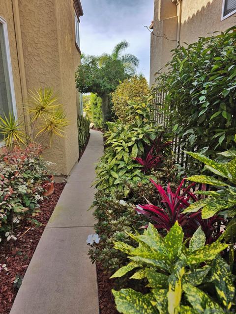 7521 Navigator Circle, Carlsbad CA: https://media.crmls.org/mediaz/ce471647-c7b2-426b-b87d-82d191501d19.jpg