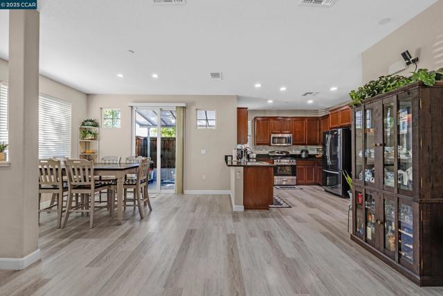 210 Belle Harbor Circle, Pittsburg CA: https://media.crmls.org/mediaz/ce47c8e4-1872-46b3-a1a3-938629507884.jpg