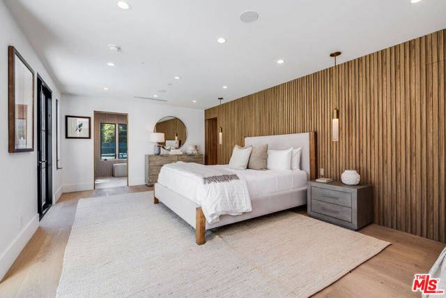 707 N Crescent Drive, Beverly Hills CA: https://media.crmls.org/mediaz/ce486b7d-13d8-4f3b-aaca-22300d37c1ad.jpg