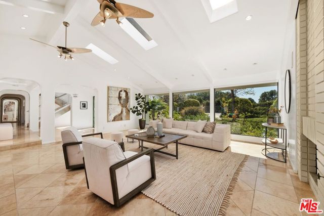29417 Bluewater Road, Malibu CA: https://media.crmls.org/mediaz/ce4942d4-5ed1-4652-a034-7890f09f3594.jpg