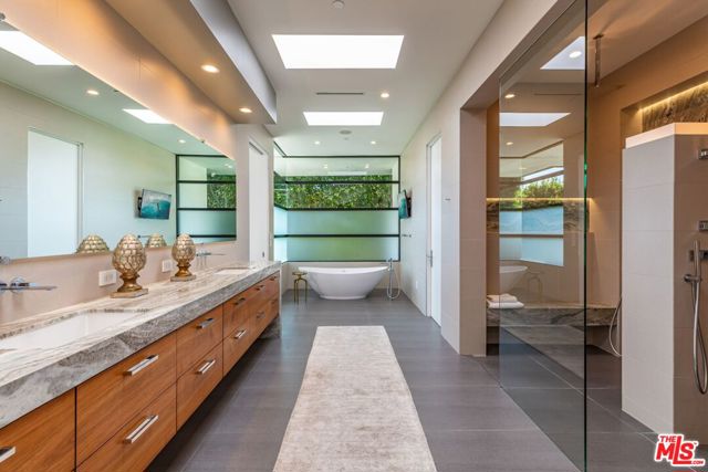 2002 LOMA VISTA Drive, Beverly Hills CA: https://media.crmls.org/mediaz/ce4a13cc-63b2-4cdb-8b97-1fede1dd17bb.jpg