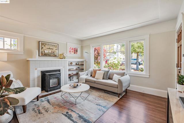 906 Carmel Ave, Albany CA: https://media.crmls.org/mediaz/ce4b795f-7767-453d-ba99-95fbfe6261a6.jpg