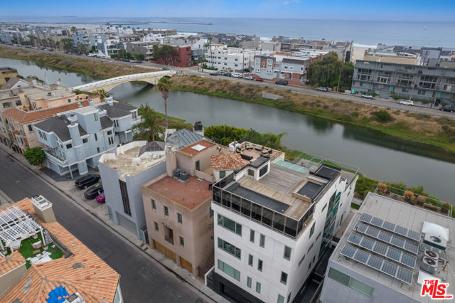 4115 Roma Court, Marina del Rey CA: https://media.crmls.org/mediaz/ce4c25fc-0ea2-4e1f-982f-522286eb14f0.jpg