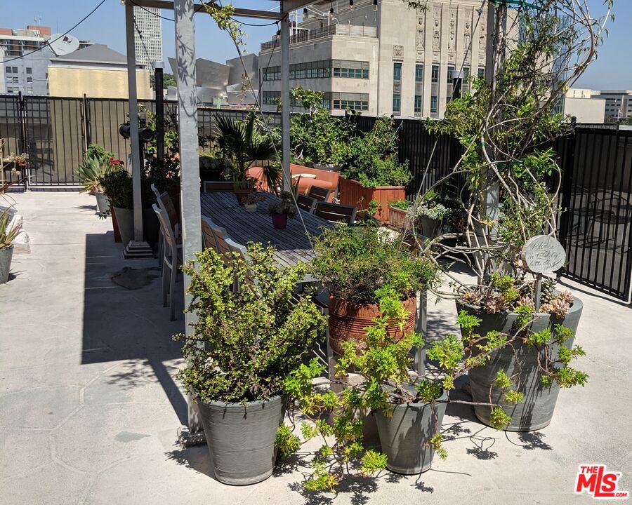 https://media.crmls.org/mediaz/ce4c4b1b-e892-4363-aea2-be6ebd149110.jpg?preset=X-Large