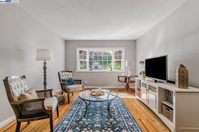 4533 Santa Cruz Ct, Fremont CA: https://media.crmls.org/mediaz/ce4d2e67-f95d-463f-92ee-074ed98a0531.jpg