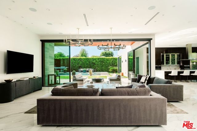 4049 Coldwater Canyon Avenue, Studio City CA: https://media.crmls.org/mediaz/ce4f0e78-871d-41e9-99e4-ad5355da47f8.jpg