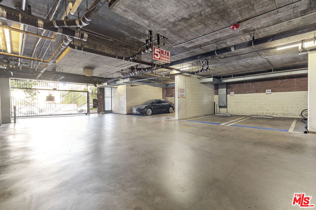 4477 Wilshire Boulevard, Los Angeles CA: https://media.crmls.org/mediaz/ce4f5f9a-3fe0-4ce4-ba26-b6f2c68f577e.jpg