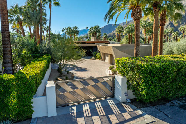 740 N Prescott Drive, Palm Springs CA: https://media.crmls.org/mediaz/ce505bfb-5755-414e-b3c1-ccc0e0e2a21e.jpg
