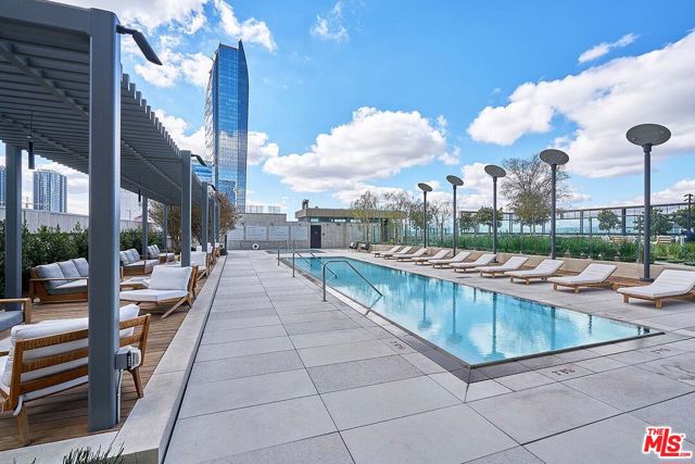 889 Francisco Street, Los Angeles CA: https://media.crmls.org/mediaz/ce5189cd-b7e1-48c7-ba49-a7b945e8825d.jpg