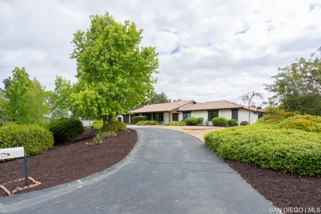 627 Elm Tree LN, Fallbrook CA: https://media.crmls.org/mediaz/ce51aef3-9bba-4bc8-8975-ed8fbbac1269.jpg