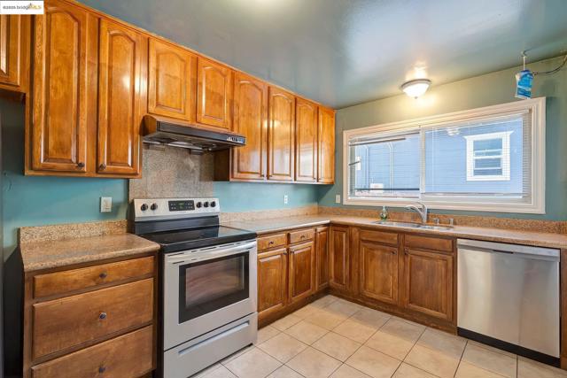 527 42nd Street, Richmond CA: https://media.crmls.org/mediaz/ce520666-5918-40b3-88a3-d0a4d10d3305.jpg