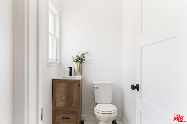 519 1/2 Rose Avenue, Venice CA: https://media.crmls.org/mediaz/ce52baa1-ec9e-4832-9dd6-0492fa74a692.jpg