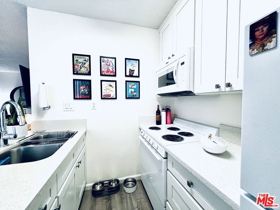 https://media.crmls.org/mediaz/ce549ba7-5b33-4369-8fd2-454794a794d4.jpg?preset=X-Large