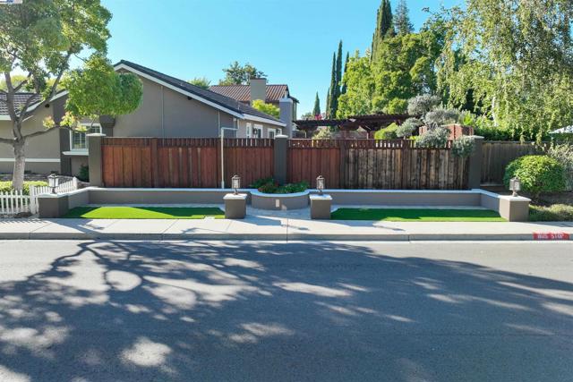 3211 Harvey Ct, Pleasanton CA: https://media.crmls.org/mediaz/ce551602-ab93-44d1-bc54-41b5dc48c59f.jpg