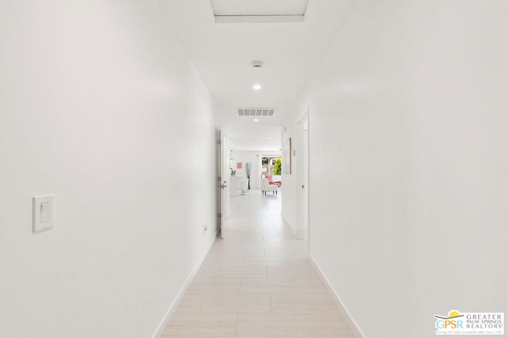 https://media.crmls.org/mediaz/ce55725f-134a-4451-98a6-42a442438c29.jpg?preset=X-Large