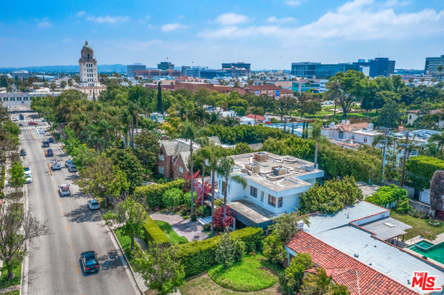 511 N Rexford Drive, Beverly Hills CA: https://media.crmls.org/mediaz/ce568527-605b-465e-9d10-a1fd2b7819aa.jpg