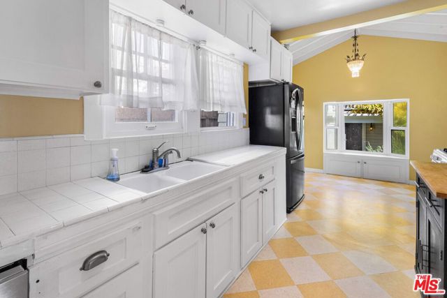 2116 3rd Street, Santa Monica CA: https://media.crmls.org/mediaz/ce5771aa-048b-4bf7-bbcf-19ec1862e732.jpg