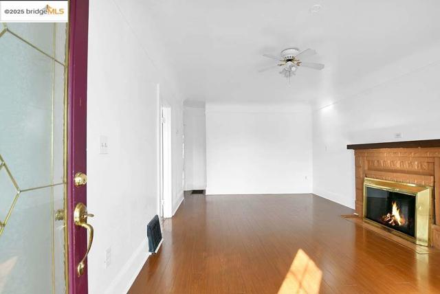 5540 E 17Th St, Oakland CA: https://media.crmls.org/mediaz/ce57bc7a-455e-4294-b17c-be6cccf4ddae.jpg