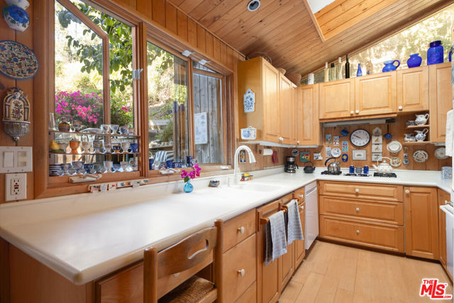 537 West Rustic Road photo 6