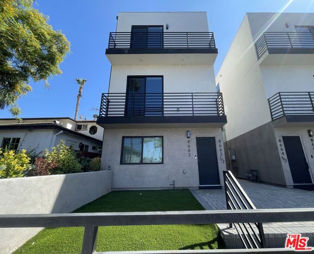 8662 Cadillac Avenue, Los Angeles CA: https://media.crmls.org/mediaz/ce57efd6-1ee1-41a9-adf2-558508cb9e2f.jpg