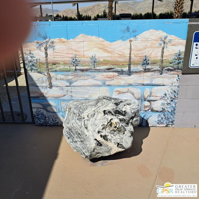 18555 Roberts Road, Desert Hot Springs CA: https://media.crmls.org/mediaz/ce58d327-df98-4bf2-901c-b6a4779be04d.jpg