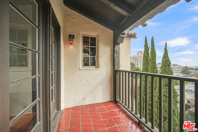 6686 Emmet Terrace, Los Angeles CA: https://media.crmls.org/mediaz/ce594c23-0df7-4c78-9524-b10a3b39c02b.jpg