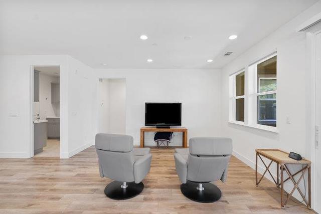 2008 White Oak Drive, Hollister CA: https://media.crmls.org/mediaz/ce5a7ad2-d1a7-4192-99d6-b9fa6063dd63.jpg