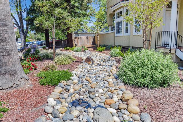 10 Tyrella Court, Mountain View CA: https://media.crmls.org/mediaz/ce5aeccf-9c40-4d03-8b14-defda8d911e8.jpg