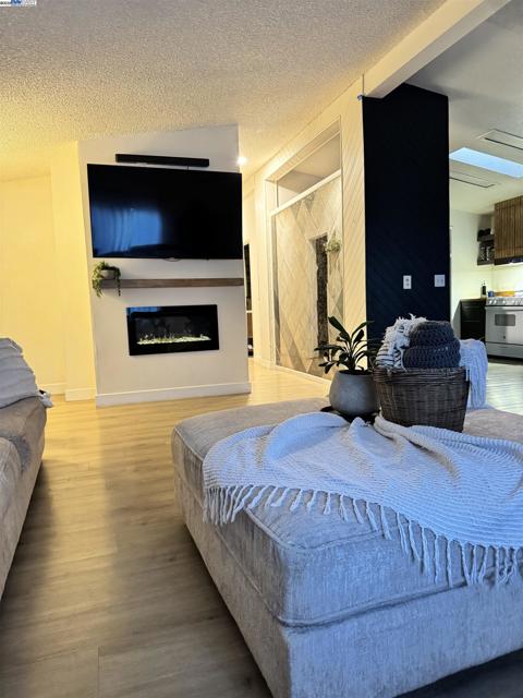 14 Blue Teal Ct, Lodi CA: https://media.crmls.org/mediaz/ce5bad91-beb8-4786-ab50-9b10c23c572e.jpg