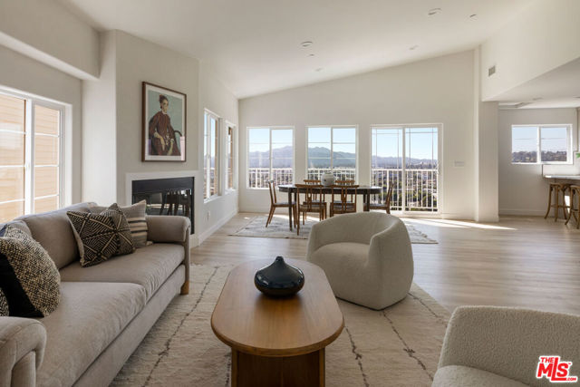 2391 Yorkshire Drive, Los Angeles CA: https://media.crmls.org/mediaz/ce5cf763-a405-4918-ac11-ff9d4e188536.jpg