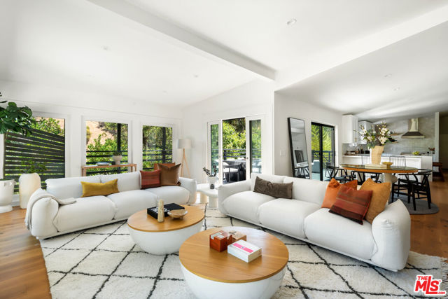 3375 Coldwater Canyon Avenue, Studio City CA: https://media.crmls.org/mediaz/ce5e3238-8219-4bfb-b0f3-412d5919729b.jpg