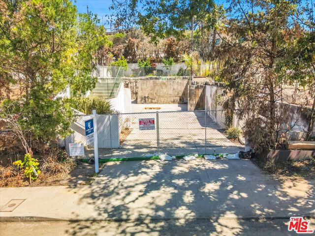 14635 Whitfield Avenue, Pacific Palisades CA: https://media.crmls.org/mediaz/ce5e7fe0-ddd5-4a95-be5a-74336fded13e.jpg