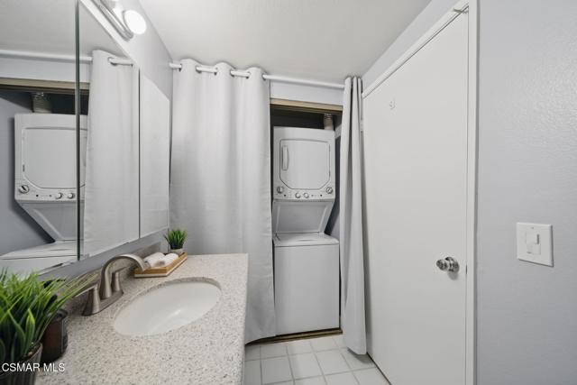 245 Oakleaf Drive, Thousand Oaks CA: https://media.crmls.org/mediaz/ce5f7767-d252-4b14-88aa-0d251cdb4c36.jpg