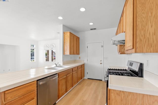 4 Mistyvale Ct, Sacramento CA: https://media.crmls.org/mediaz/ce5f7860-d0ea-4ec1-aefe-77ba68236165.jpg