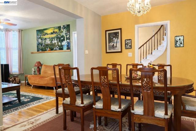 663 25TH Street, Oakland CA: https://media.crmls.org/mediaz/ce606fc9-067a-469e-b9be-8f2bee719bd0.jpg