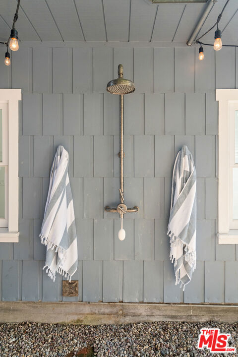 729 Superba Avenue, Venice CA: https://media.crmls.org/mediaz/ce6131b2-0e16-4d6c-bb2b-f4bec65f8f73.jpg