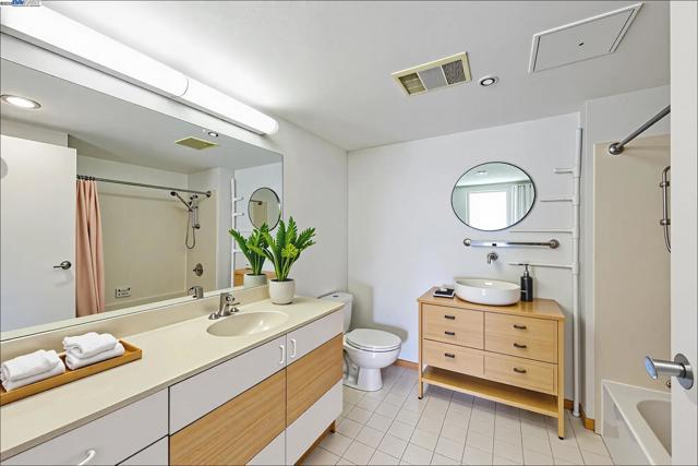 988 Franklin St, Oakland CA: https://media.crmls.org/mediaz/ce620b3a-ac2e-4cff-b324-be279f6ecd26.jpg