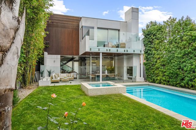 714 California Avenue, Venice CA: https://media.crmls.org/mediaz/ce622e41-2a6f-440c-b34b-ad97bd746de3.jpg