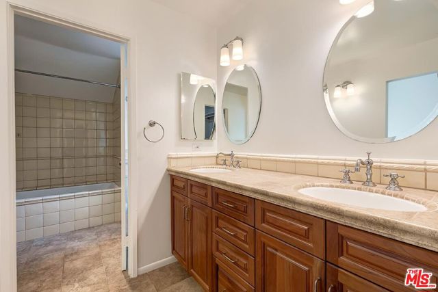 17181 Avenida De La Herradura, Pacific Palisades CA: https://media.crmls.org/mediaz/ce623a4c-e56e-4666-9e83-bfecb81471e9.jpg