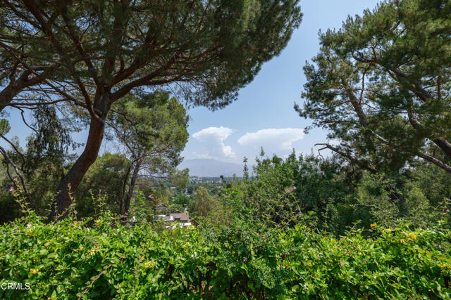 872 Flores De Oro, South Pasadena CA: https://media.crmls.org/mediaz/ce62a9bf-5f8d-467e-b973-0a8ce64f8257.jpg