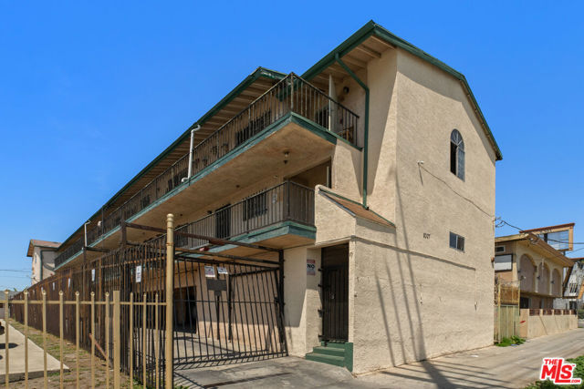 8307 S Figueroa Street, Los Angeles CA: https://media.crmls.org/mediaz/ce631a79-0e43-49d1-909a-72dd2379e518.jpg