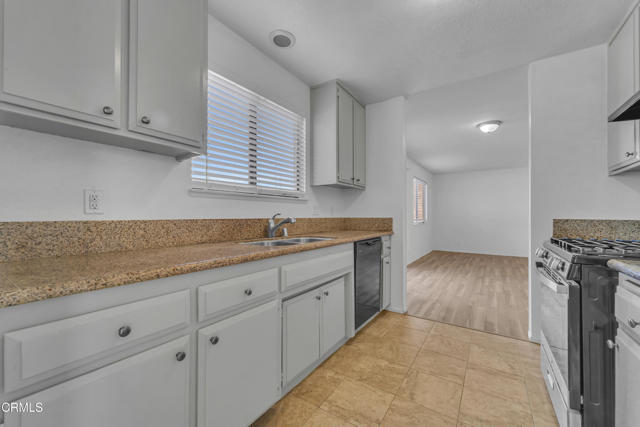 Detail Gallery Image 11 of 25 For 4745 Karling Pl, Palmdale,  CA 93552 - 3 Beds | 2/1 Baths