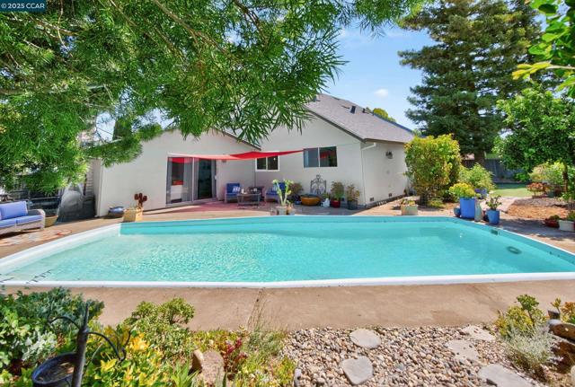 2173 Madrone Dr, Fairfield CA: https://media.crmls.org/mediaz/ce63d304-cea0-454d-a178-13eccb0efd12.jpg