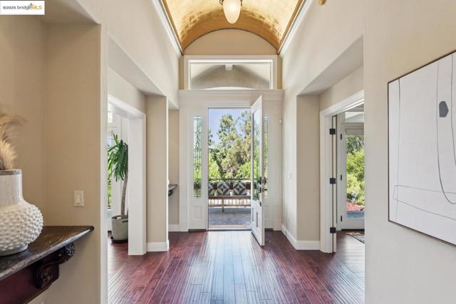 3244 Ridgeview PL, Hayward CA: https://media.crmls.org/mediaz/ce6430b8-4b73-4cdb-897d-867f3ebcd405.jpg