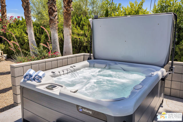 2566 S Calle Palo Fierro, Palm Springs CA: https://media.crmls.org/mediaz/ce64d63f-d39d-4869-9ada-4cb3340e729d.jpg